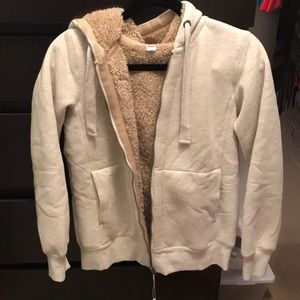 New: Cozy and furry sweatshirt in oatmeal color